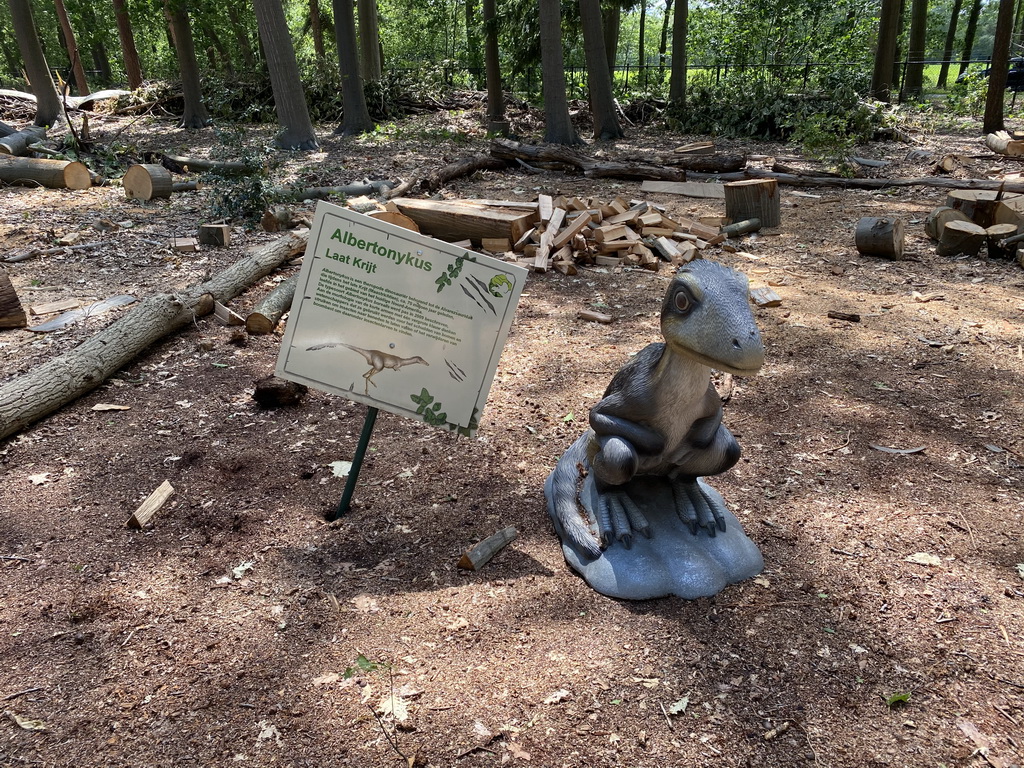 Statue of an Albertonykus in the Oertijdwoud forest of the Oertijdmuseum, with explanation