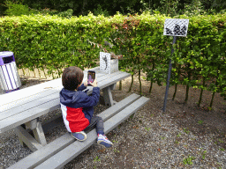 Max playing with the Dino Hunter Boxtel app in the Garden of the Oertijdmuseum