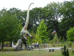 Diplodocus and Quetzalcoatlus statues at the Garden of the Oertijdmuseum