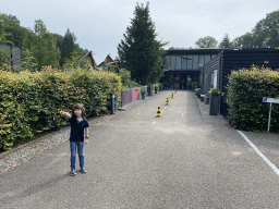 Max at the entrance to the Oertijdmuseum at the Bosscheweg street