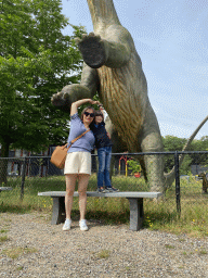 Miaomiao in Max in front of the Diplodocus statue in the Garden of the Oertijdmuseum