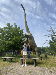 Miaomiao in Max in front of the Diplodocus statue in the Garden of the Oertijdmuseum