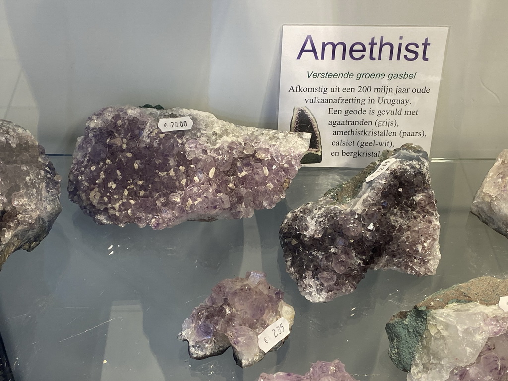 Amethists at the Lower Floor of the Dinohal building of the Oertijdmuseum, with explanation