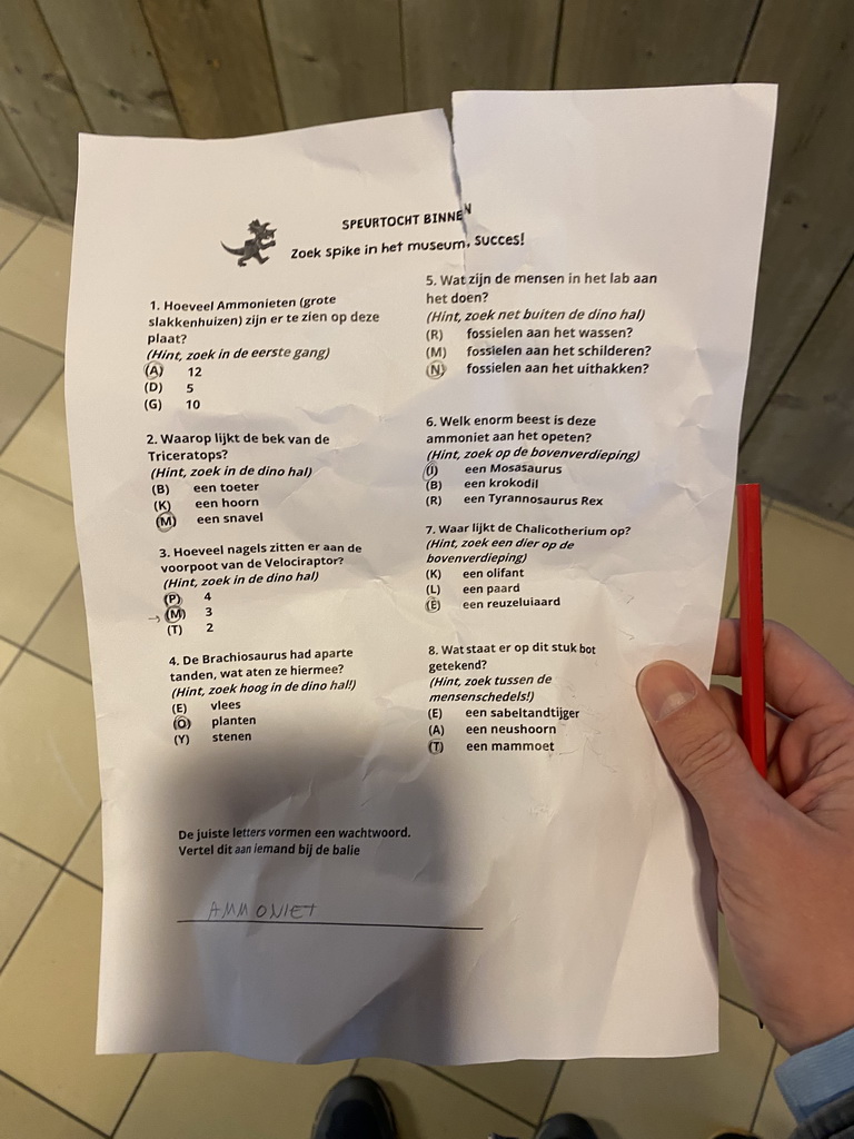 Questions and answers on the paper of the scavenger hunt at the Lower Floor at the Museum Building of the Oertijdmuseum