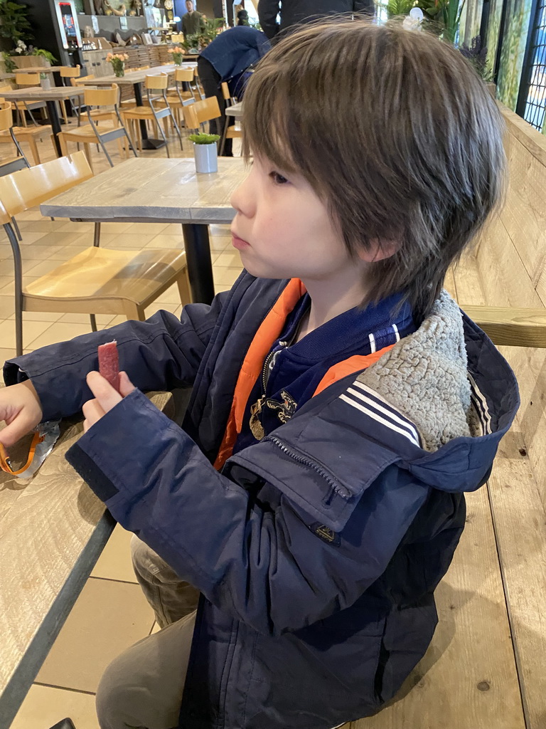 Max having lunch at the restaurant at the Lower Floor of the Museum Building of the Oertijdmuseum