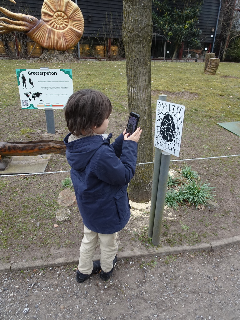 Max playing with the Dino Hunter Boxtel app in the Garden of the Oertijdmuseum