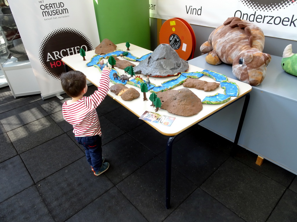 Max playing with dinosaur toys at the Middle Floor of the Dinohal building of the Oertijdmuseum