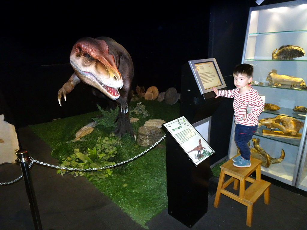 Max with a statue of a Utahraptor at the Upper Floor of the Museum Building of the Oertijdmuseum, with explanation