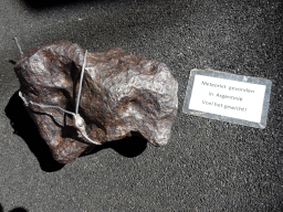 Meteorite found in Argentina at the Middle Floor of the Dinohal building of the Oertijdmuseum, with explanation