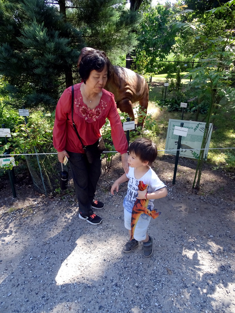 Max and his grandmother in front of a statue of a Inostrancevia in the Garden of the Oertijdmuseum, with explanation