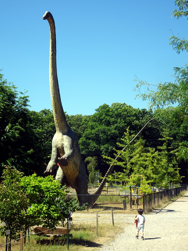 Max with a statue of a Diplodocus in the Garden of the Oertijdmuseum