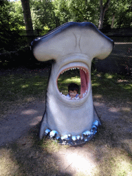 Max in a statue of the head of a Hammerhead Shark at the playground in the Oertijdwoud forest of the Oertijdmuseum