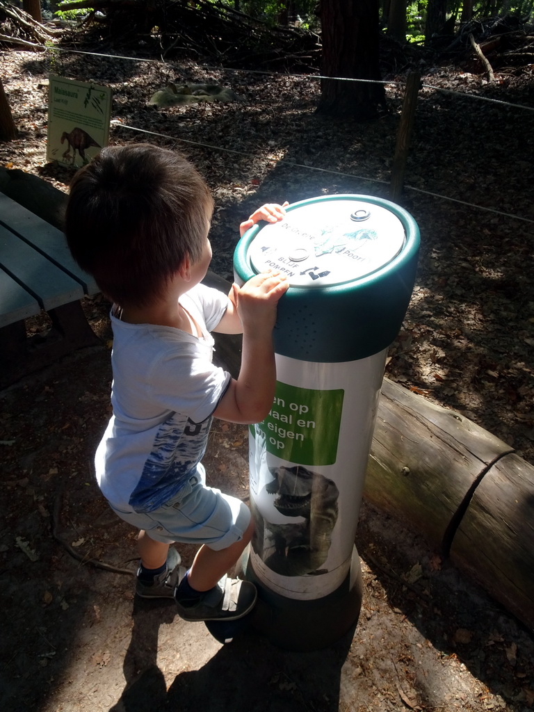 Max with a column producing dinosaur sounds in the Oertijdwoud forest of the Oertijdmuseum