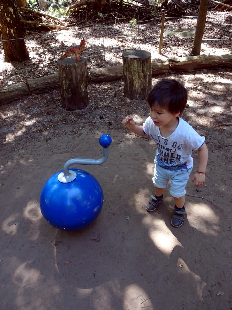 Max with a ball producing dinosaur sounds in the Oertijdwoud forest of the Oertijdmuseum