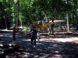 Max and his grandparents with dinosaur statues in the Oertijdwoud forest of the Oertijdmuseum