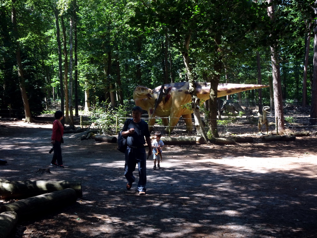 Max and his grandparents with dinosaur statues in the Oertijdwoud forest of the Oertijdmuseum