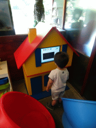 Max looking at a television screen in the hallway from the Dinohal building to the Museum building of the Oertijdmuseum