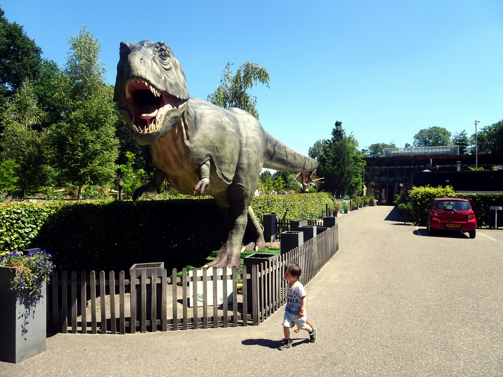 Max with a statue of a Tyrannosaurus Rex at the entrance to the Oertijdmuseum at the Bosscheweg street