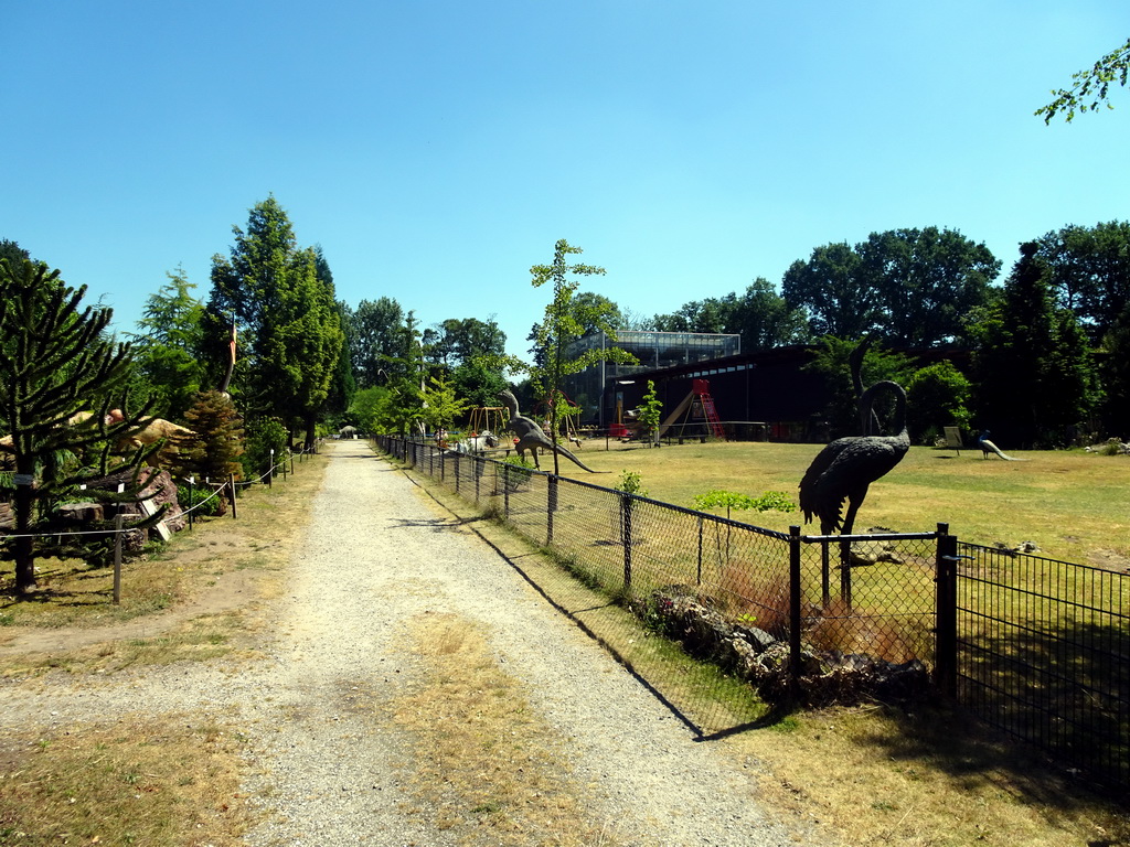 Dinosaur statues in the Garden of the Oertijdmuseum, viewed from the parking lot at the Bosscheweg street