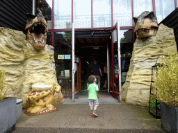 Max at the entrance to the Oertijdmuseum at the Bosscheweg street