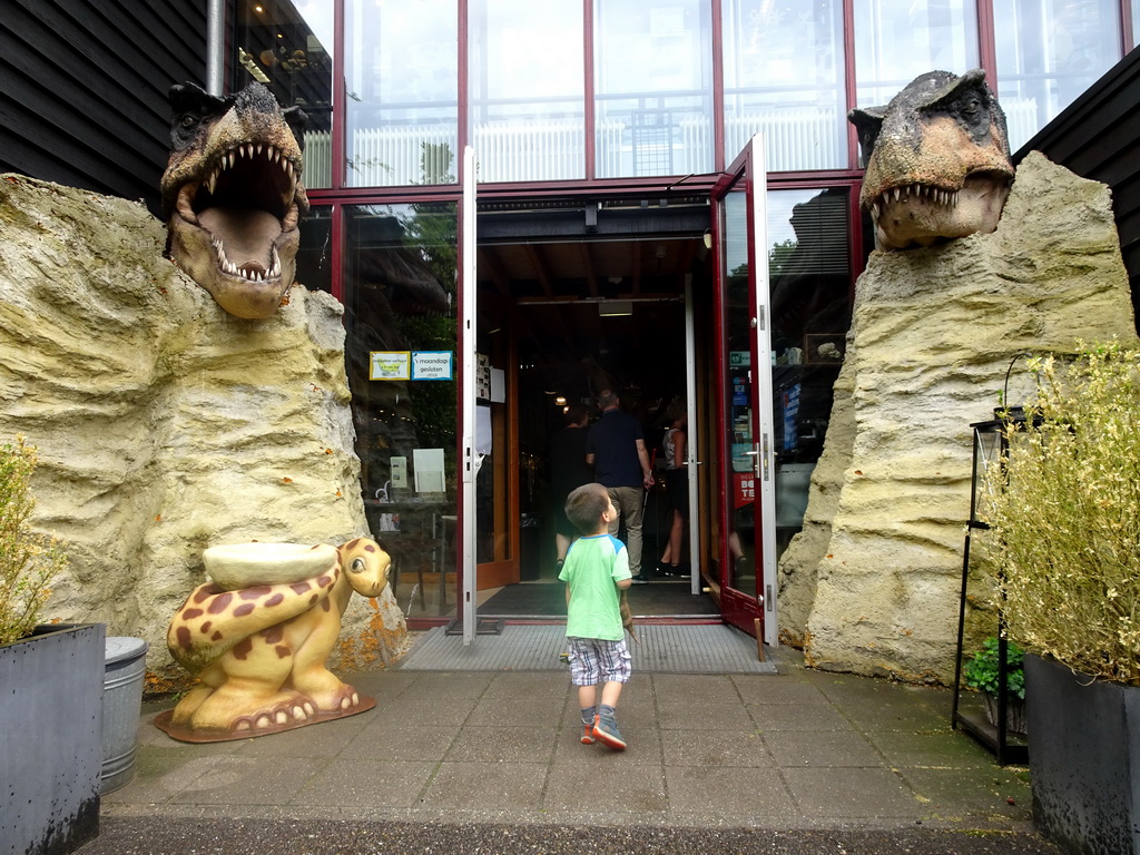 Max at the entrance to the Oertijdmuseum at the Bosscheweg street