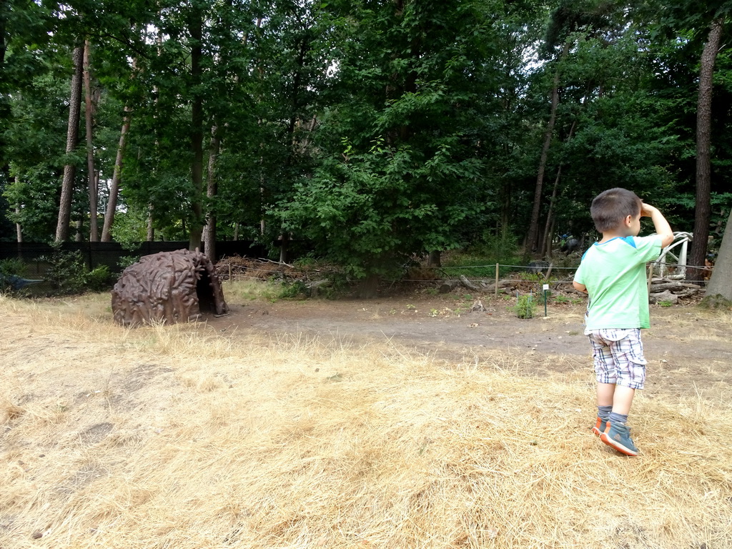 Max with a prehistoric hut in the Garden of the Oertijdmuseum