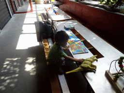 Max playing with puzzles and Dinosaur toys in the hallway from the Dinohal building to the Museum building of the Oertijdmuseum