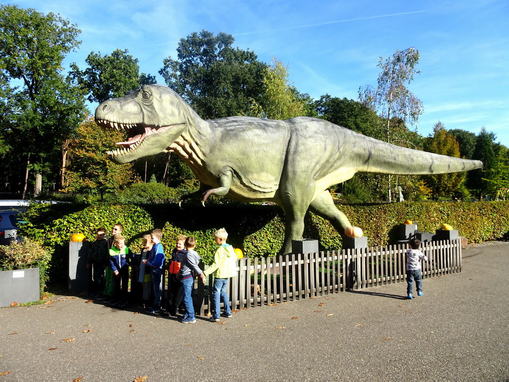 Max with a statue of a Tyrannosaurus Rex at the entrance to the Oertijdmuseum at the Bosscheweg street