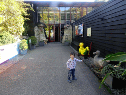 Max with a statue of a Dodo at the entrance to the Oertijdmuseum at the Bosscheweg street
