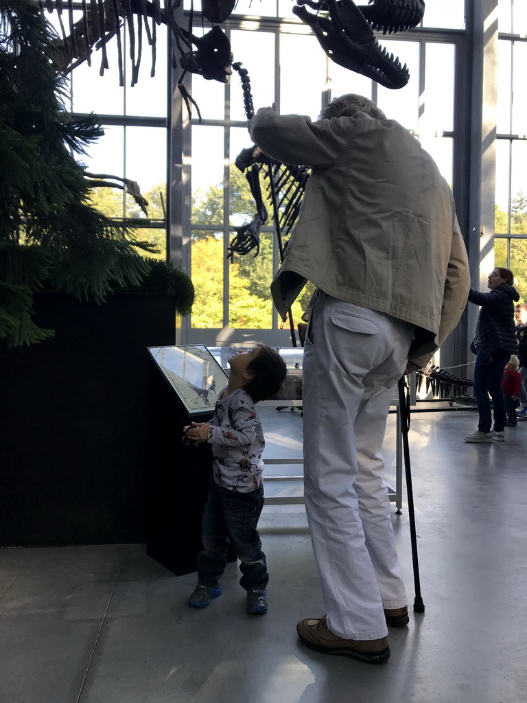 Max and his grandfather with the skeleton of a Tarbosaurus at the Lower Floor of the Dinohal building of the Oertijdmuseum, with explanation