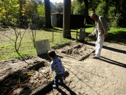 Max and his grandfather at the Velociraptor excavation sandboxes in the Oertijdwoud forest of the Oertijdmuseum, with explanation