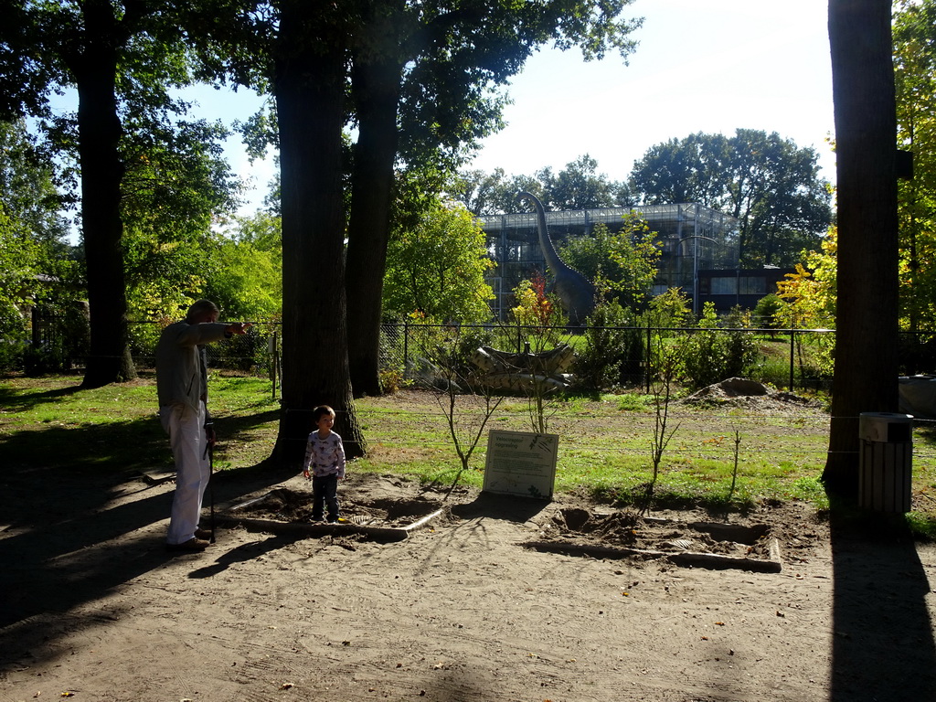 Max and his grandfather at the Velociraptor excavation sandboxes in the Oertijdwoud forest of the Oertijdmuseum