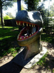 Tim`s father in a statue of the head of a Dinosaur at the playground in the Oertijdwoud forest of the Oertijdmuseum