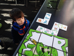 Max with a dinosaur puzzle at the Middle Floor of the Dinohal building of the Oertijdmuseum