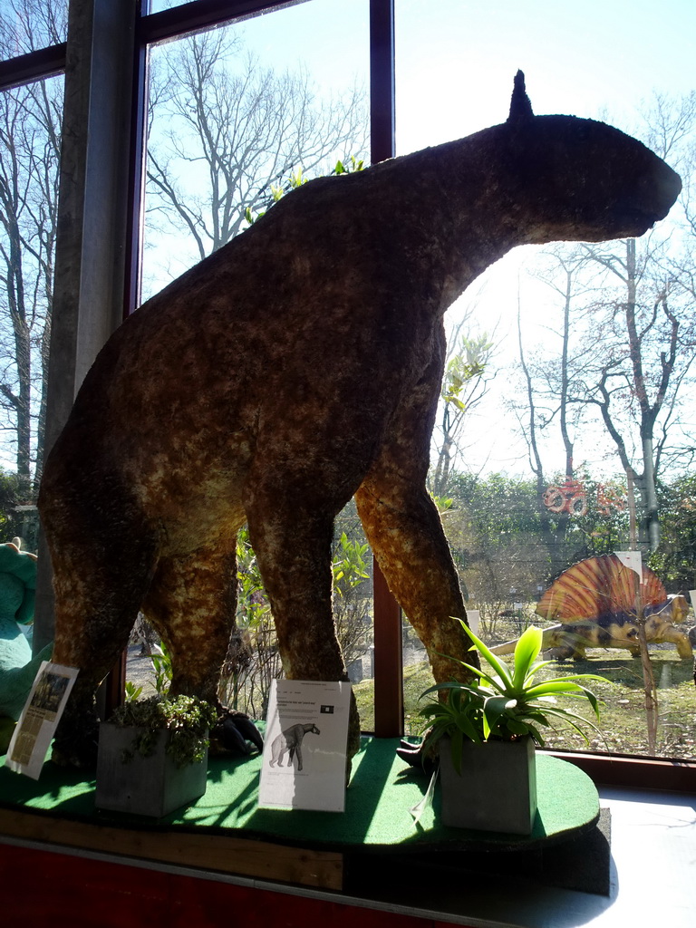 Statue of a Chalicotherium in the hallway from the Dinohal building to the Museum building of the Oertijdmuseum