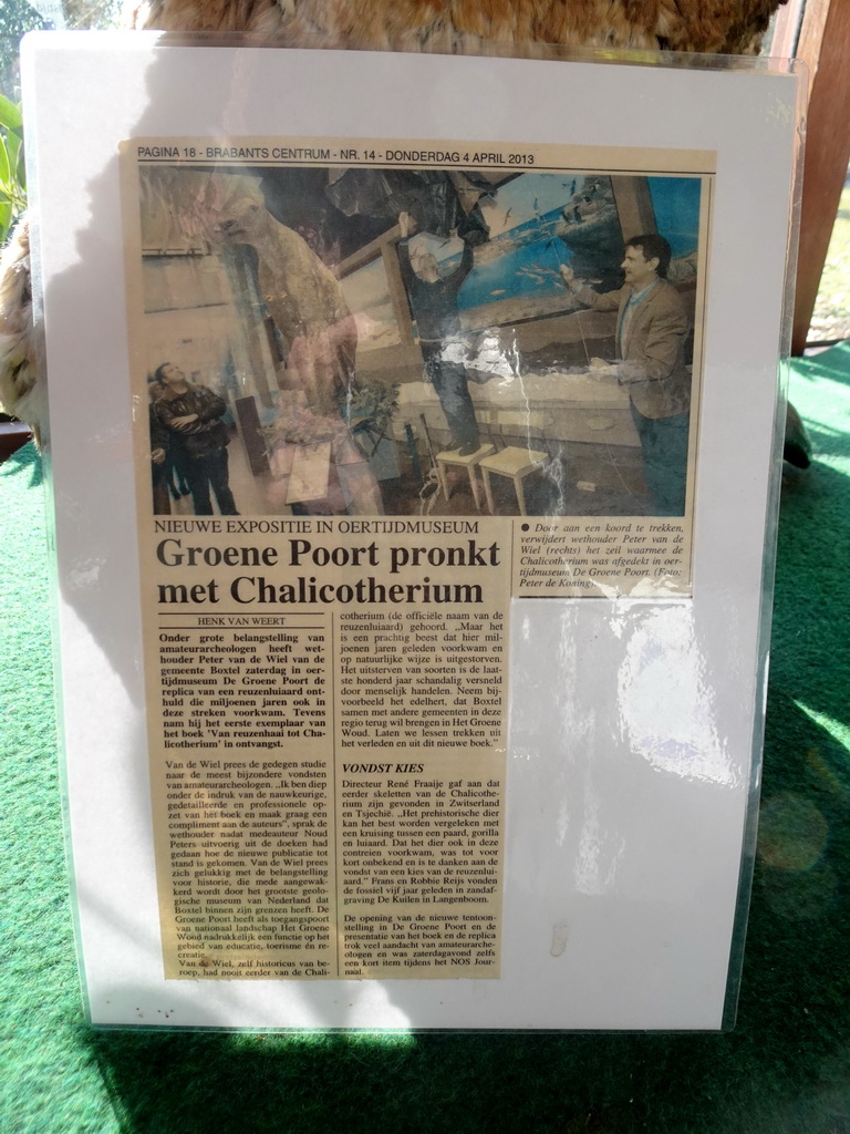 Newspaper article on the statue of a Chalicotherium in the hallway from the Dinohal building to the Museum building of the Oertijdmuseum