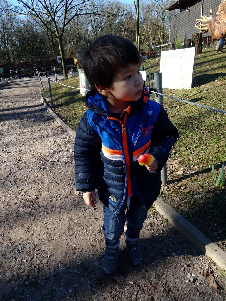 Max with an ice cream in the Garden of the Oertijdmuseum