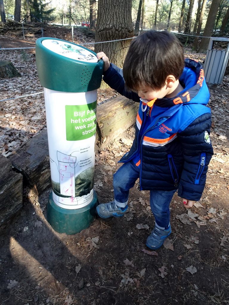 Max with a column producing sounds in the Oertijdwoud forest of the Oertijdmuseum