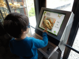 Max playing a game with 3D glasses at the Upper Floor of the Museum Building of the Oertijdmuseum