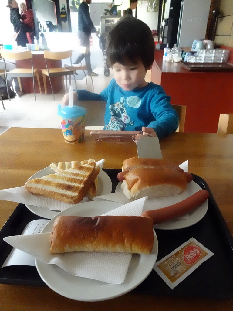 Max having lunch at the restaurant at the Lower Floor of the Museum building of the Oertijdmuseum