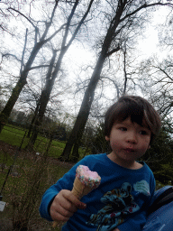 Max with an ice cream in the Garden of the Oertijdmuseum