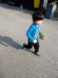 Max with a dinosaur toy in front of the entrance to the Oertijdmuseum at the Bosscheweg street