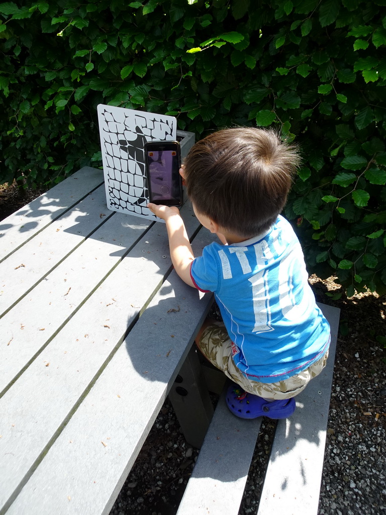 Max playing with the Dino Hunter Boxtel app in the Garden of the Oertijdmuseum