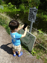 Max playing with the Dino Hunter Boxtel app in the Garden of the Oertijdmuseum