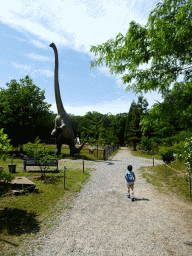 Max with a statue of a Diplodocus in the Garden of the Oertijdmuseum