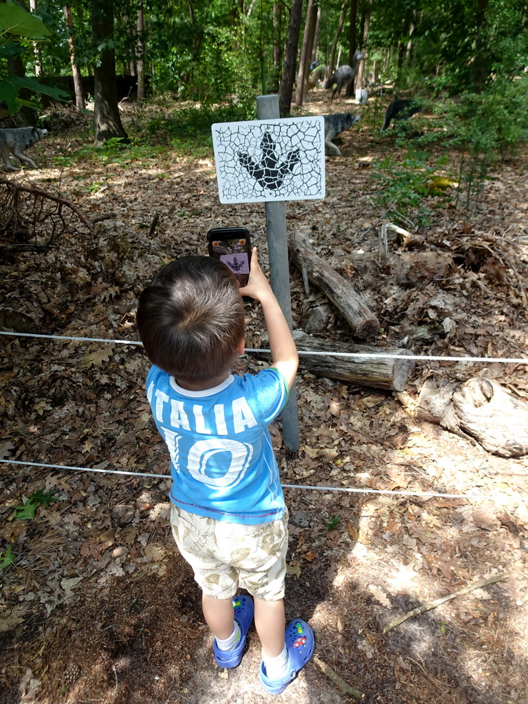 Max playing with the Dino Hunter Boxtel app in the Oertijdwoud forest of the Oertijdmuseum