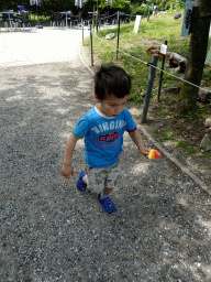 Max with an ice cream in the Garden of the Oertijdmuseum