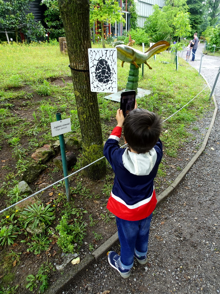 Max playing with the Dino Hunter Boxtel app in the Garden of the Oertijdmuseum