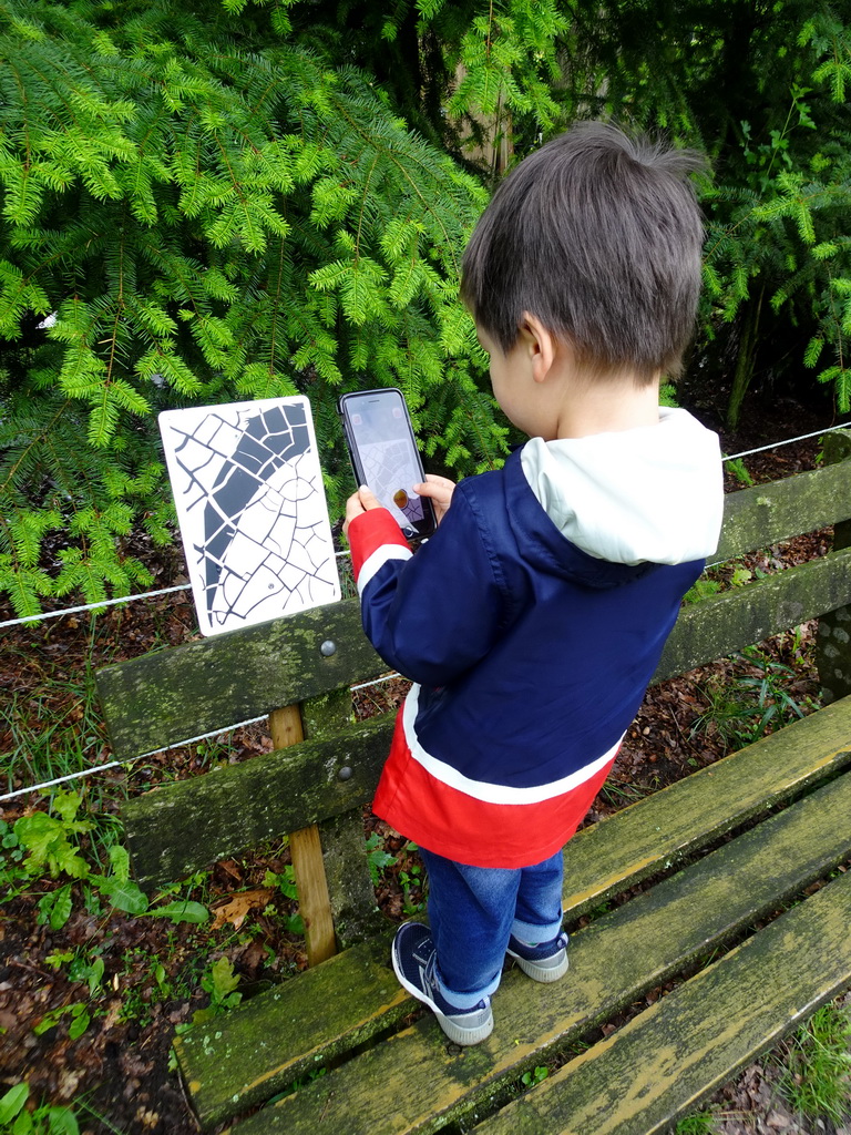 Max playing with the Dino Hunter Boxtel app in the Oertijdwoud forest of the Oertijdmuseum