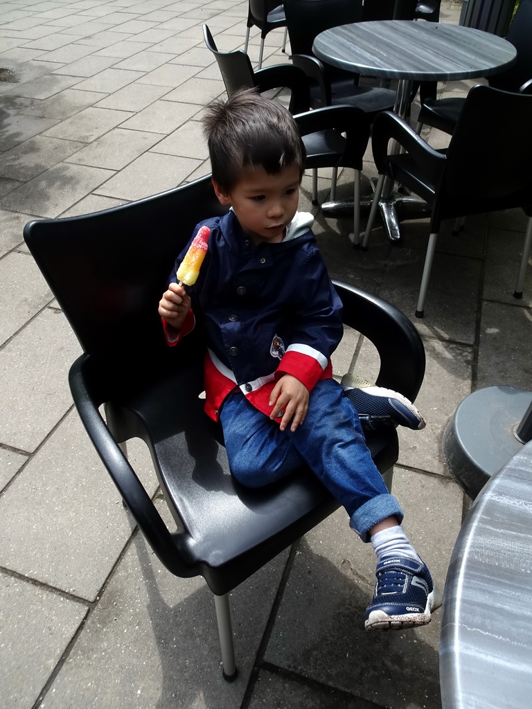 Max with an ice cream on the terrace of the restaurant at the Lower Floor of the Museum building of the Oertijdmuseum